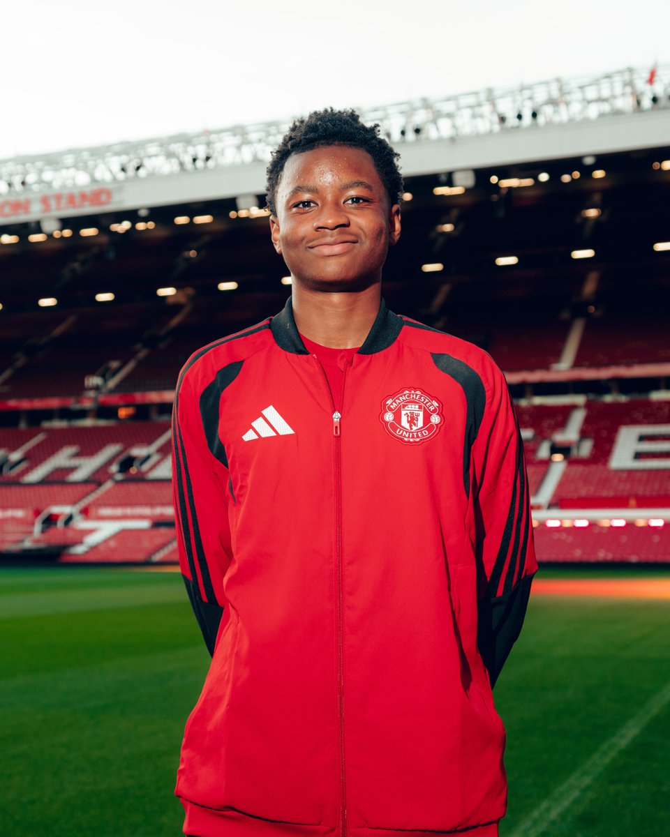 ManUtd's tweet photo. Proudly welcoming young winger Isaac Konde to United ❤️🤝