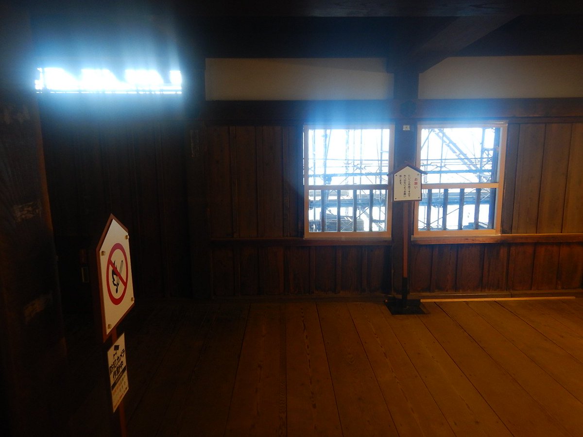 sawahiko54's tweet photo. 丸岡城ver耐震補強��事ー2
・天守二階ー①
　　　三階（最上階）ー②　
　　　高欄の部分は工事中は撤去されている様な（窓の外側にあるのは高欄の部材だろうか？）ー③ https://t.co/GS6FBOQUDM