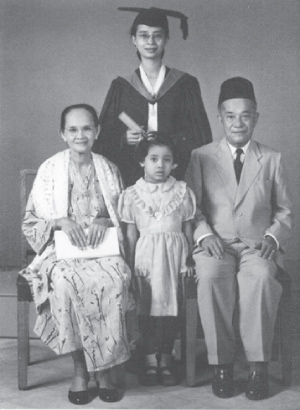 ViscountBP's tweet photo. Tun Dr Hasmah first met with her fellow coursemate, a certain Kedah boy named Mahathir, in 1947 whilst studying at Edward VII College of Medicine in Singapore, the first Malay woman to study there.

Her last visit to Singapore was last year, with that same boy, 78 years later. https://t.co/QxIG7vkyYK
