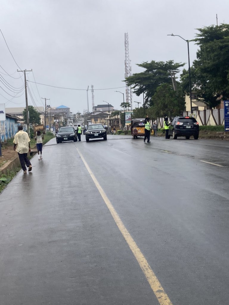educatedtailor2's tweet photo. Funny how people don’t respect female police officers in ibadan, nah policeman una Dey fear https://t.co/XKzLl0ybui
