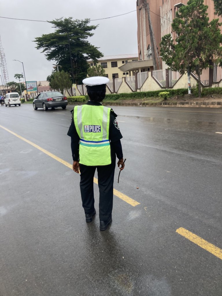 educatedtailor2's tweet photo. Funny how people don’t respect female police officers in ibadan, nah policeman una Dey fear https://t.co/XKzLl0ybui