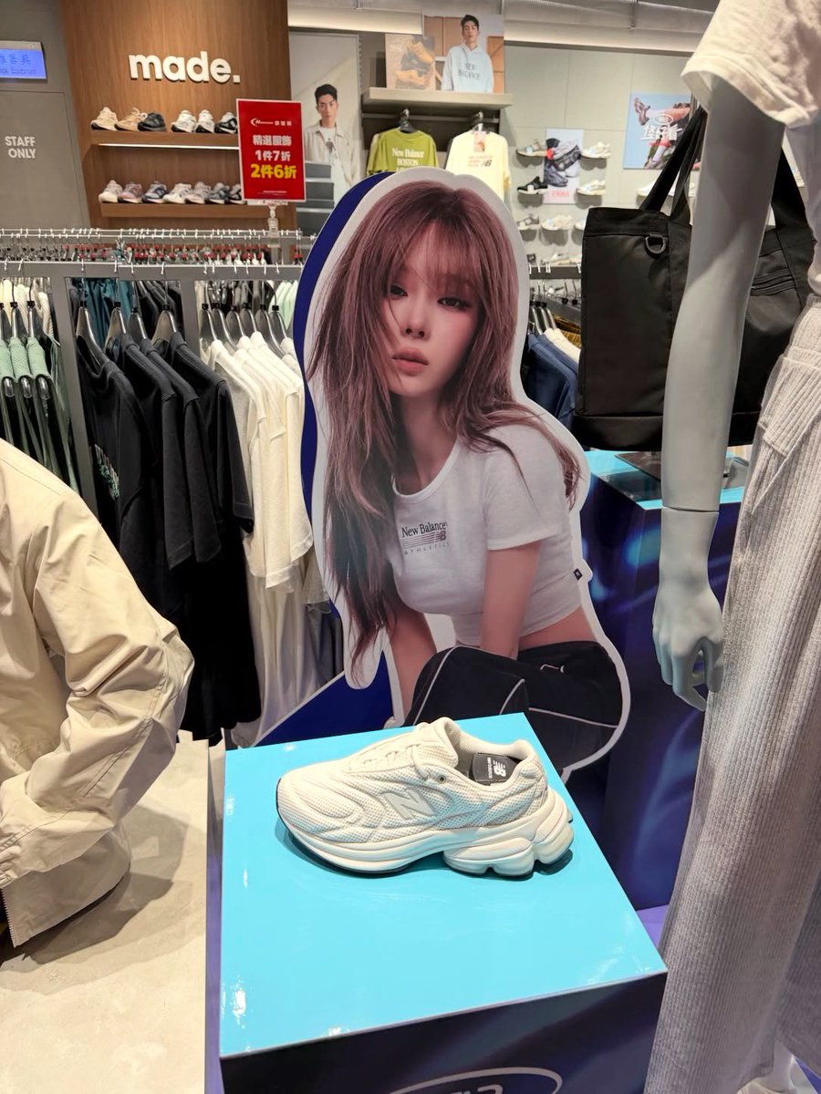 wt010101's tweet photo. 해외에는 이미 다 전시 되어있네 https://t.co/I0jgdc31au