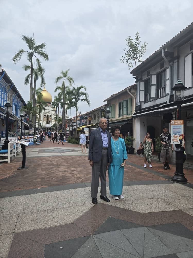 ViscountBP's tweet photo. Tun Dr Hasmah first met with her fellow coursemate, a certain Kedah boy named Mahathir, in 1947 whilst studying at Edward VII College of Medicine in Singapore, the first Malay woman to study there.

Her last visit to Singapore was last year, with that same boy, 78 years later. https://t.co/QxIG7vkyYK
