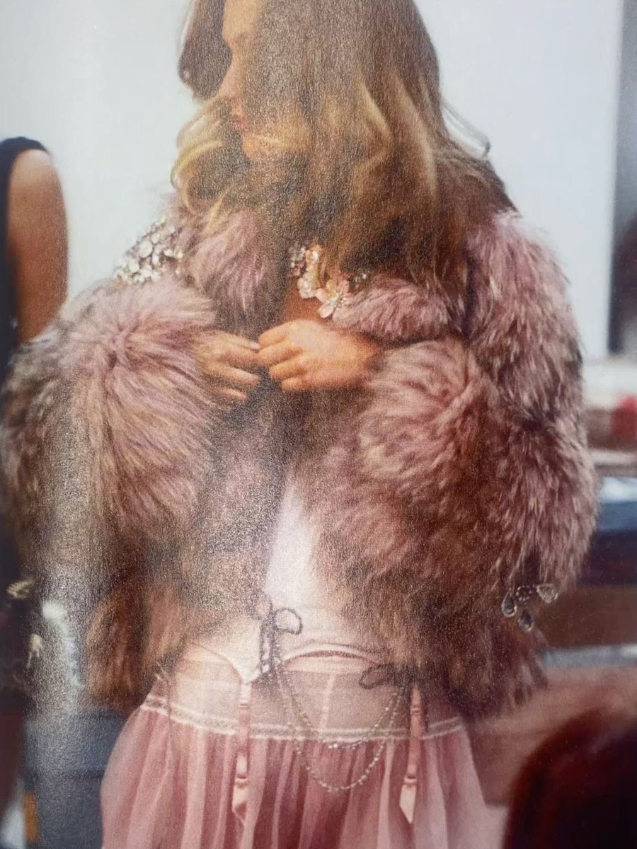 hautefreak's tweet photo. gold, fur and excellence https://t.co/TUg6KgyKaU