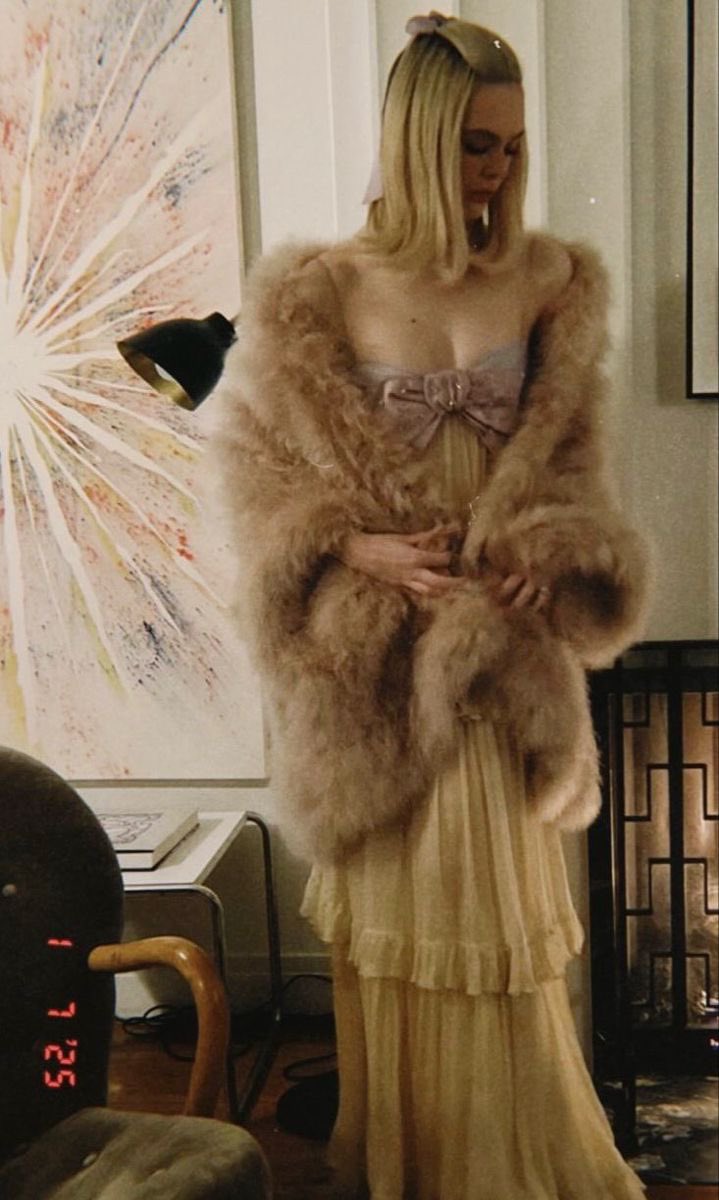 hautefreak's tweet photo. gold, fur and excellence https://t.co/TUg6KgyKaU