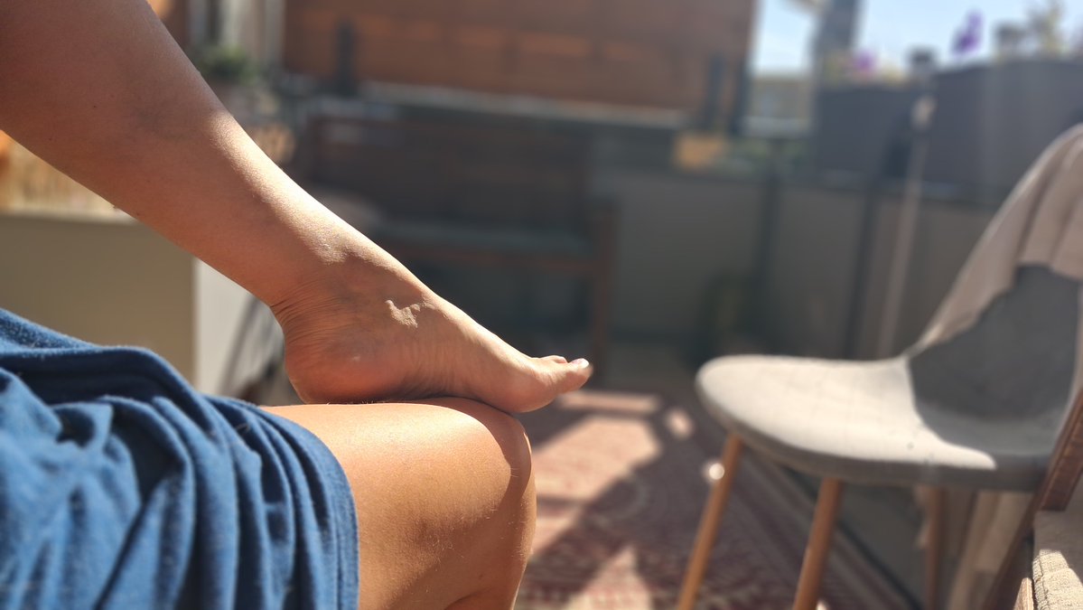 avalumi6's tweet photo. Heiß 🔥 heute. 
#feet
#feetfetısh 
#balkon https://t.co/AN1yImGByv