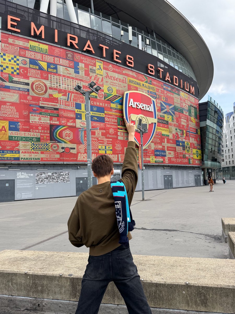 8turnxox's tweet photo. HAEMIN AT EMIRATES STADIUM OH MY GODD YESSS https://t.co/scZl5C5fOb