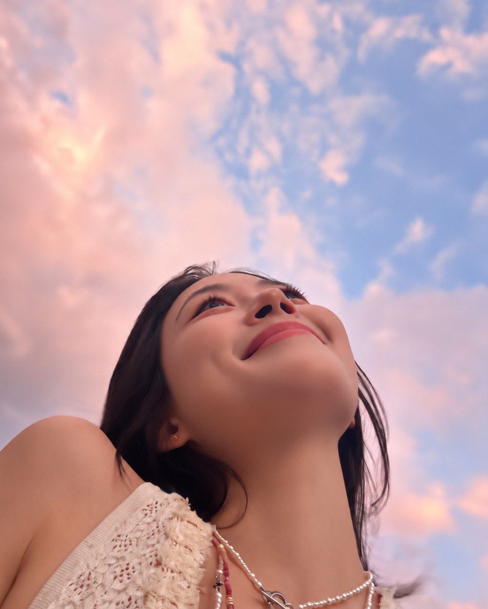 yangyang5202000's tweet photo. No matter how busy life is. And don't forget to look up at the sky. Those soft, quiet, silent moments. Is the real time to relax. May we all be like the clouds. Live lightly, freely and unhurriedly https://t.co/Z5ybsvIn3v