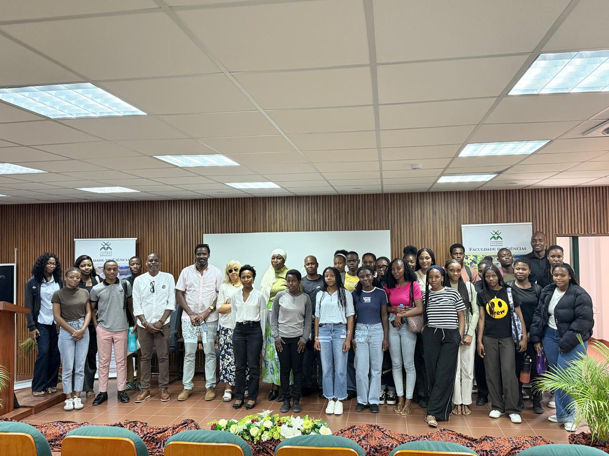 CIENCIASUEM's tweet photo. Realizou-se no passado dia 24 de Setembro a palestra "Entre a Pressão Académica e o Bem-Estar: Como Cuidar da Saúde Mental no Ensino Superior", organizada pelo Núcleo de Estudantes do Departamento de Química (NEQ). https://t.co/vM6xmKn6tO