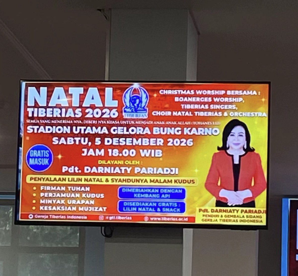kresbung's tweet photo. Tanda-tanda menjelang akhir tahun adalah baliho beliau mulai bermunculan.

Desainer grafisnya pun tiap tahun tidak bingung dan tidak pusing. https://t.co/Vpmkx83vpa