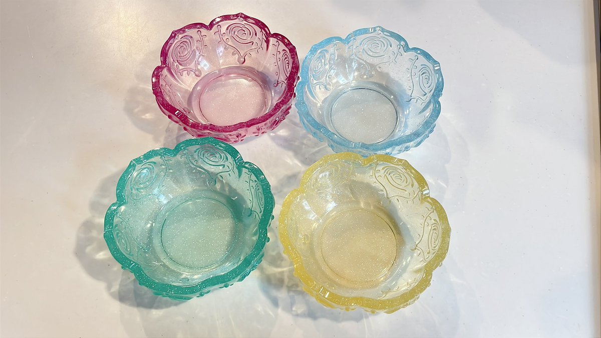 handmade_s_'s tweet photo. 2液性レジンで蓮のお花の小物入れ✨☺️

可愛くていろいろな色で作ったけど……こんなに作ってどうしよう🤣

 #ハンドメイド好きさんと繋がりたい 
 #2液性レジン https://t.co/YVTw8Gjq8Z