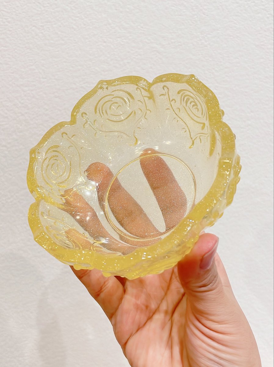 handmade_s_'s tweet photo. 2液性レジンで蓮のお花の小物入れ✨☺️

可愛くていろいろな色で作ったけど……こんなに作ってどうしよう🤣

 #ハンドメイド好きさんと繋がりたい 
 #2液性レジン https://t.co/YVTw8Gjq8Z