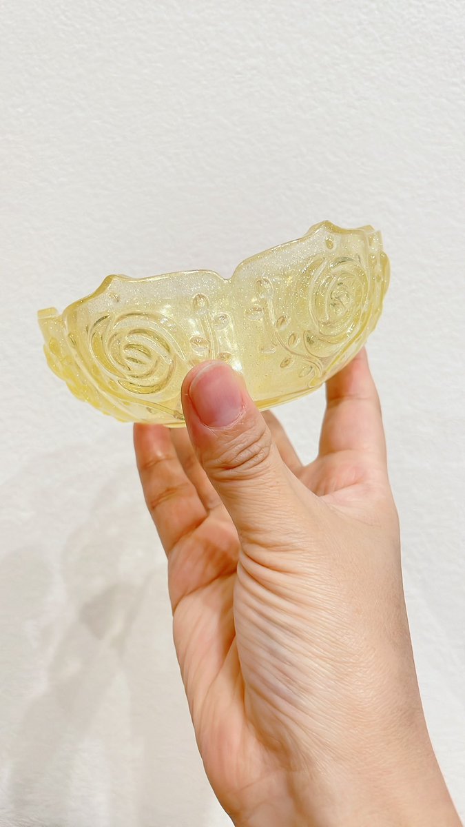 handmade_s_'s tweet photo. 2液性レジンで蓮のお花の小物入れ✨☺️

可愛くていろいろな色で作ったけど……こんなに作ってどうしよう🤣

 #ハンドメイド好きさんと繋がりたい 
 #2液性レジン https://t.co/YVTw8Gjq8Z