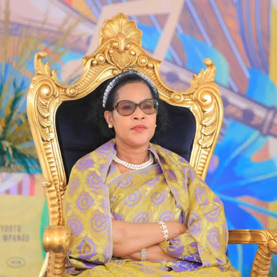 princeovpeace's tweet photo. There is a difference between a Queen Mother and a mother to the King. 
A Queen Mother is a lady who played sex with a King and gave birth to next King. 
A Mother to a King is lady who gave birth to the elected King https://t.co/YBFZ9Coaek