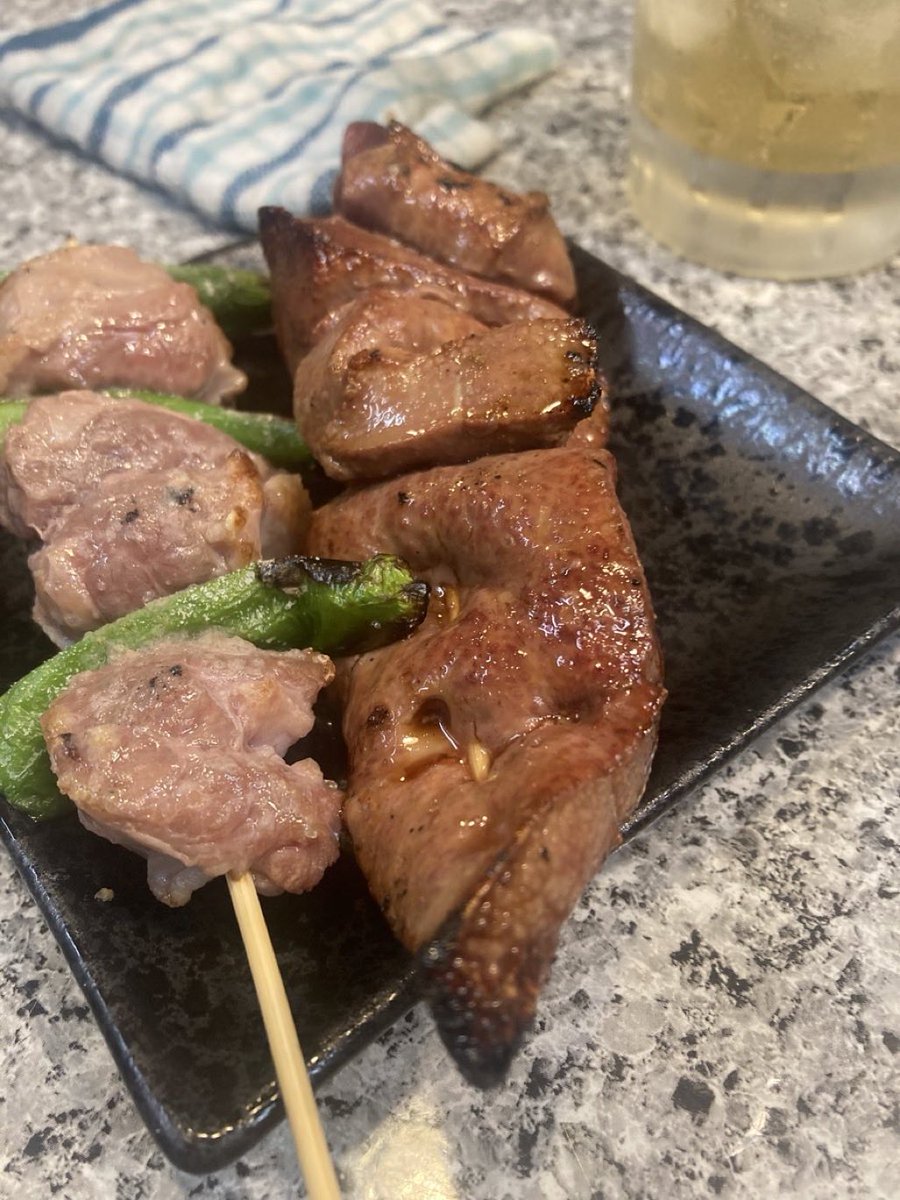 ramentoriton's tweet photo. やきとん有希ちゃんです！
西成風ホルモン焼きをやめてやきとんの提供を始めました！
レパートリーは少ないですが、やきとんの大きさが自慢です！
注文毎にくし打ちするので少々時間がかかります！ https://t.co/Gdh9wZjlTw