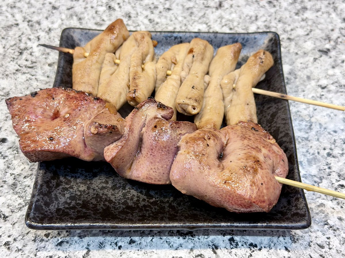 ramentoriton's tweet photo. やきとん有希ちゃんです！
西成風ホルモン焼きをやめてやきとんの提供を始めました！
レパートリーは少ないですが、やきとんの大きさが自慢です！
注文毎にくし打ちするので少々時間がかかります！ https://t.co/Gdh9wZjlTw