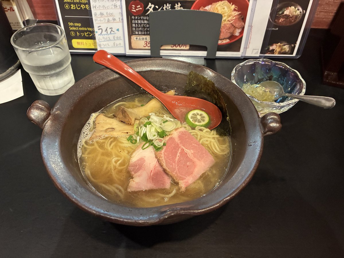 sasa1_devil's tweet photo. 今日のお昼は【房総式ラーメン JINRIKISEN 人力船】さんで「吟醸煮干し×すだちの秋味そば（中盛り）」をいただきました。上品な煮干しの香りがいいですね。味変用のすだちのジュレも楽しませてくれました。ご馳走様でした。 https://t.co/jQO6FpasE6