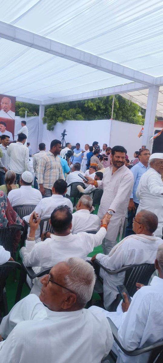 PtShivagajiya's tweet photo. #जयपुर में #आयोजित_विरोध_प्रदर्शन में डीग जिले की मजबूत भागीदारी
आज 28 सितंबर 2026 को जयपुर में राजस्थान प्रदेश कांग्रेस कमेटी द्वारा आयोजित “वोट चोरी एवं नगर निकाय चुनाव में भाजपा की बेईमानी के खिलाफ निर्वाचन आयोग का घेराव एवं प्रदर्शन” कार्यक्रम में डीग जिले से कांग्रेस जिलाध्यक्ष श्री राजीव सिंह जी के नेतृत्व में बड़ी संख्या में कांग्रेस कार्यकर्ताओं ने भाग लिया। �
khas khabar +1
इस अवसर पर मैं, पं. शिवा गजिया, जिला उपाध्यक्ष, जिला कांग्रेस कमेटी डीग, सहित डीग जिले के कांग्रेस कार्यकर्ताओं ने लोकतंत्र, मतदाता के अधिकार और निष्पक्ष चुनाव प्रक्रिया के पक्ष में अपनी आवाज बुलंद की।
यह संघर्ष किसी व्यक्ति या पद के लिए नहीं, बल्कि हर मतदाता के वोट के सम्मान और लोकतांत्रिक व्यवस्था की मजबूती के लिए है।
डीग से जयपुर तक एक ही आवाज—
लोकतंत्र मजबूत हो, मतदाता का अधिकार सुरक्षित हो।
वोट की ताकत से कोई समझौता नहीं।
**जय कांग्रेस ✋
जय लोकतंत्र 🇮🇳**
@GovindDotasra @INCRajasthan @TikaRamJullyINC @ashokgehlot51 @RahulGandhi