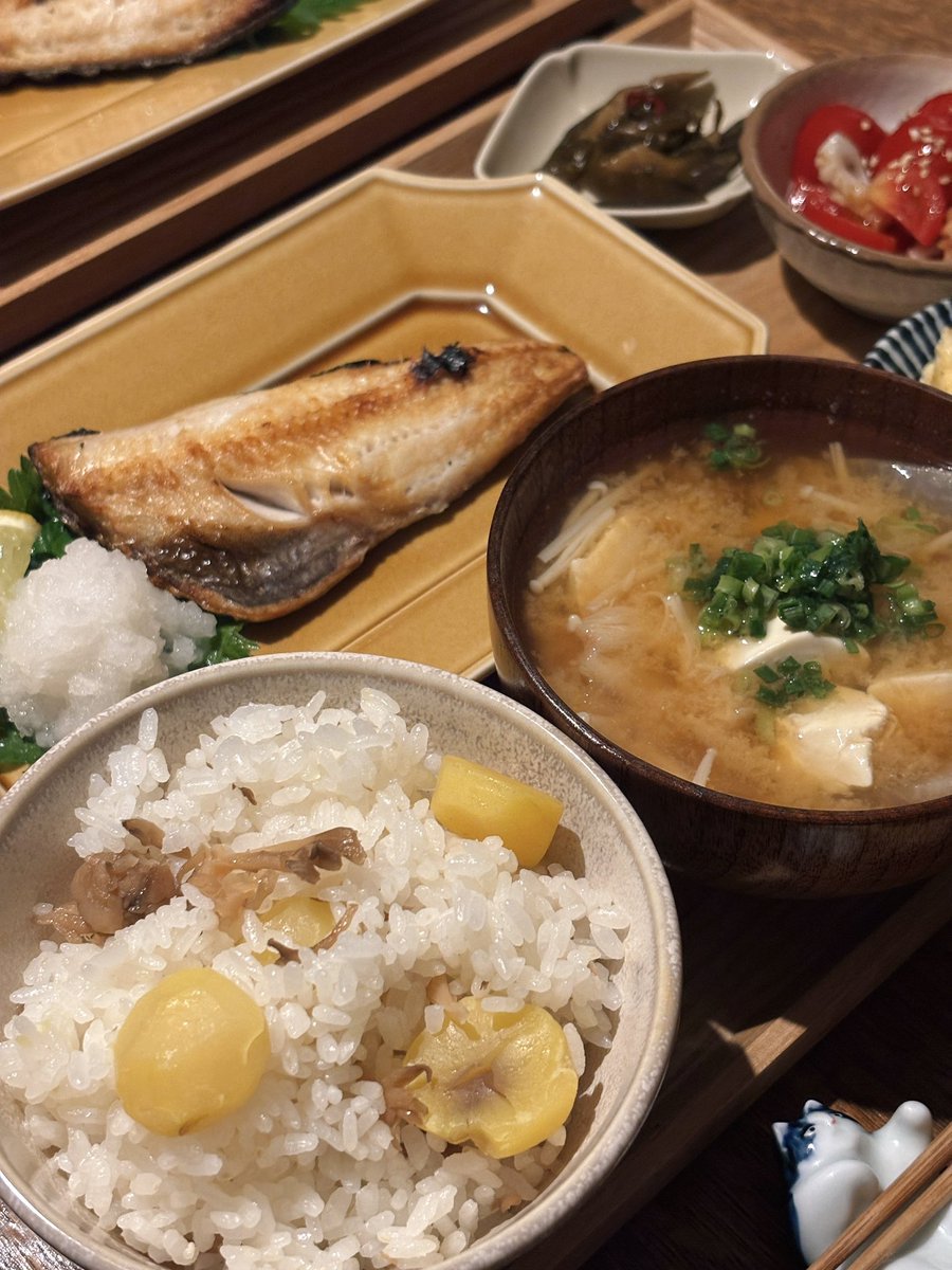 ii_____27's tweet photo. 栗ごはんとほっけ。和食な夜ごはんです🌛 https://t.co/kZkWWW0IUP
