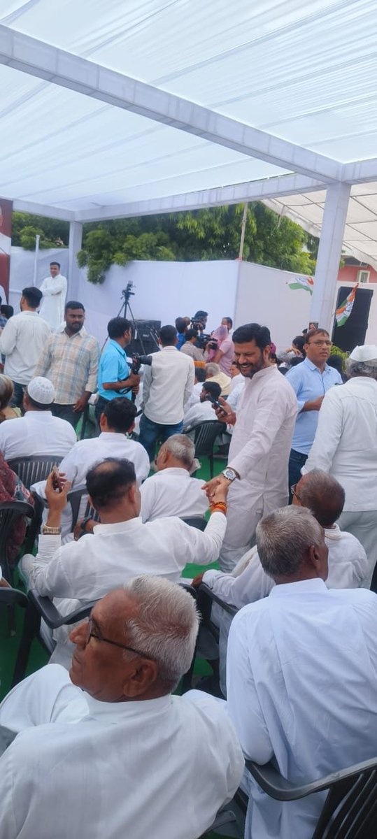PtShivagajiya's tweet photo. #जयपुर में #आयोजित_विरोध_प्रदर्शन में डीग जिले की मजबूत भागीदारी
आज 28 सितंबर 2026 को जयपुर में राजस्थान प्रदेश कांग्रेस कमेटी द्वारा आयोजित “वोट चोरी एवं नगर निकाय चुनाव में भाजपा की बेईमानी के खिलाफ निर्वाचन आयोग का घेराव एवं प्रदर्शन” कार्यक्रम में डीग जिले से कांग्रेस जिलाध्यक्ष श्री राजीव सिंह जी के नेतृत्व में बड़ी संख्या में कांग्रेस कार्यकर्ताओं ने भाग लिया। �
khas khabar +1
इस अवसर पर मैं, पं. शिवा गजिया, जिला उपाध्यक्ष, जिला कांग्रेस कमेटी डीग, सहित डीग जिले के कांग्रेस कार्यकर्ताओं ने लोकतंत्र, मतदाता के अधिकार और निष्पक्ष चुनाव प्रक्रिया के पक्ष में अपनी आवाज बुलंद की।
यह संघर्ष किसी व्यक्ति या पद के लिए नहीं, बल्कि हर मतदाता के वोट के सम्मान और लोकतांत्रिक व्यवस्था की मजबूती के लिए है।
डीग से जयपुर तक एक ही आवाज—
लोकतंत्र मजबूत हो, मतदाता का अधिकार सुरक्षित हो।
वोट की ताकत से कोई समझौता नहीं।
**जय कांग्रेस ✋
जय लोकतंत्र 🇮🇳**
@GovindDotasra @INCRajasthan @TikaRamJullyINC @ashokgehlot51 @RahulGandhi