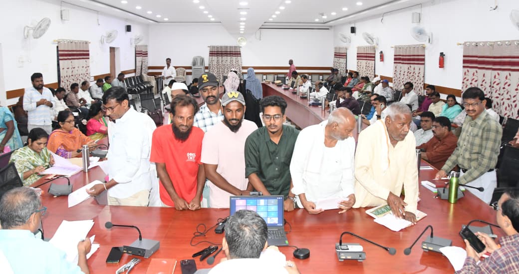 Collector_ADB's tweet photo. ప్రజావాణి కార్యక్రమంలో భాగంగా సోమవారం కలెక్టరేట్ సమావేశ మందిరంలో వివిధ ప్రాంతాల నుండి వచ్చిన దరఖాస్తుదారుల నుండి స్వయంగా అర్జీలు స్వీకరించిన జిల్లా కలెక్టర్ రాజర్షిషా. 

ఈ కార్యక్రమంలో అదనపు కలెక్టర్ ఆర్.ఎస్.చిత్రూ, డిఆర్ఓ స్రవంతి, ఈడి మనోహర్, వివిధ శాఖల జిల్లా అధికారులు, సిబ్బంది, అర్జీదారులు, తదితరులు పాల్గొన్నారు.
#ADILABAD #GovernmentOfTelangana #IPRTELANGANA #TelanganaRising2047 #TelanganaRising #TelanganaNews 
@TelanganaCMO
@TelanganaCS
@CPRO_TGCM
@Bhatti_Mallu
@INC_Ponguleti
@jupallyk_rao
@seethakkaMLA
@jayesh_ranjan
@RajarshiShahIAS
@cdmatelangana
@DARPG_GoI 
@darpgseva 
@cgg_hyd 
@PIBHindi
@PIB_India
@MIB_India
@PTI_News
@DCsofIndia
@DDNewslive
@DDNational
@IasTelangana
@IPRTelangana
@PIBFactCheck
@DMCellTS
@DigitalMediaTG
@EmergingTechTS
@PTINews_Bhasha