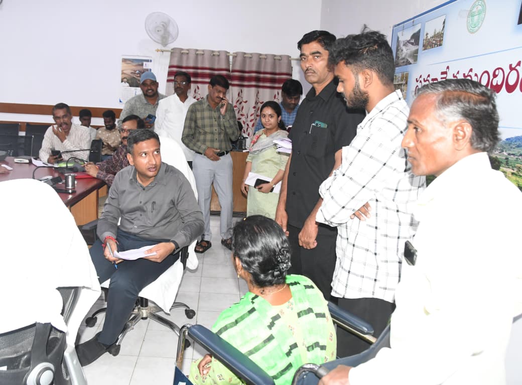 Collector_ADB's tweet photo. ప్రజావాణి కార్యక్రమంలో భాగంగా సోమవారం కలెక్టరేట్ సమావేశ మందిరంలో వివిధ ప్రాంతాల నుండి వచ్చిన దరఖాస్తుదారుల నుండి స్వయంగా అర్జీలు స్వీకరించిన జిల్లా కలెక్టర్ రాజర్షిషా. 

ఈ కార్యక్రమంలో అదనపు కలెక్టర్ ఆర్.ఎస్.చిత్రూ, డిఆర్ఓ స్రవంతి, ఈడి మనోహర్, వివిధ శాఖల జిల్లా అధికారులు, సిబ్బంది, అర్జీదారులు, తదితరులు పాల్గొన్నారు.
#ADILABAD #GovernmentOfTelangana #IPRTELANGANA #TelanganaRising2047 #TelanganaRising #TelanganaNews 
@TelanganaCMO
@TelanganaCS
@CPRO_TGCM
@Bhatti_Mallu
@INC_Ponguleti
@jupallyk_rao
@seethakkaMLA
@jayesh_ranjan
@RajarshiShahIAS
@cdmatelangana
@DARPG_GoI 
@darpgseva 
@cgg_hyd 
@PIBHindi
@PIB_India
@MIB_India
@PTI_News
@DCsofIndia
@DDNewslive
@DDNational
@IasTelangana
@IPRTelangana
@PIBFactCheck
@DMCellTS
@DigitalMediaTG
@EmergingTechTS
@PTINews_Bhasha