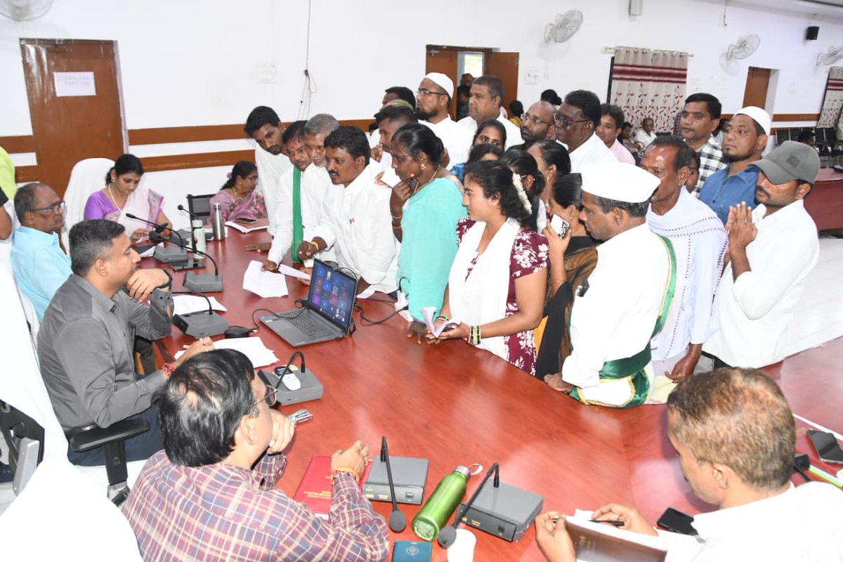 Collector_ADB's tweet photo. ప్రజావాణి కార్యక్రమంలో భాగంగా సోమవారం కలెక్టరేట్ సమావేశ మందిరంలో వివిధ ప్రాంతాల నుండి వచ్చిన దరఖాస్తుదారుల నుండి స్వయంగా అర్జీలు స్వీకరించిన జిల్లా కలెక్టర్ రాజర్షిషా. 

ఈ కార్యక్రమంలో అదనపు కలెక్టర్ ఆర్.ఎస్.చిత్రూ, డిఆర్ఓ స్రవంతి, ఈడి మనోహర్, వివిధ శాఖల జిల్లా అధికారులు, సిబ్బంది, అర్జీదారులు, తదితరులు పాల్గొన్నారు.
#ADILABAD #GovernmentOfTelangana #IPRTELANGANA #TelanganaRising2047 #TelanganaRising #TelanganaNews 
@TelanganaCMO
@TelanganaCS
@CPRO_TGCM
@Bhatti_Mallu
@INC_Ponguleti
@jupallyk_rao
@seethakkaMLA
@jayesh_ranjan
@RajarshiShahIAS
@cdmatelangana
@DARPG_GoI 
@darpgseva 
@cgg_hyd 
@PIBHindi
@PIB_India
@MIB_India
@PTI_News
@DCsofIndia
@DDNewslive
@DDNational
@IasTelangana
@IPRTelangana
@PIBFactCheck
@DMCellTS
@DigitalMediaTG
@EmergingTechTS
@PTINews_Bhasha