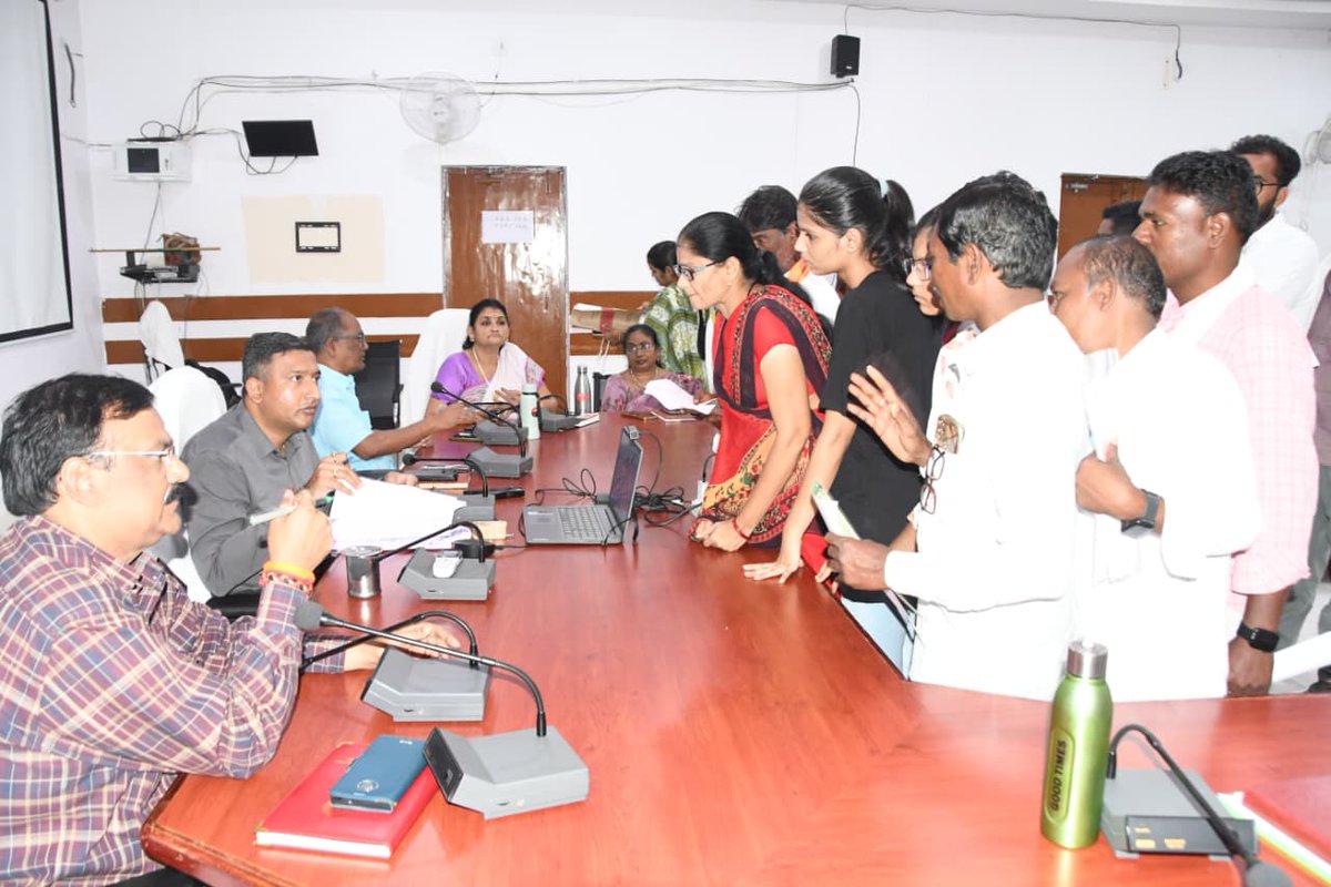 Collector_ADB's tweet photo. ప్రజావాణి కార్యక్రమంలో భాగంగా సోమవారం కలెక్టరేట్ సమావేశ మందిరంలో వివిధ ప్రాంతాల నుండి వచ్చిన దరఖాస్తుదారుల నుండి స్వయంగా అర్జీలు స్వీకరించిన జిల్లా కలెక్టర్ రాజర్షిషా. 

ఈ కార్యక్రమంలో అదనపు కలెక్టర్ ఆర్.ఎస్.చిత్రూ, డిఆర్ఓ స్రవంతి, ఈడి మనోహర్, వివిధ శాఖల జిల్లా అధికారులు, సిబ్బంది, అర్జీదారులు, తదితరులు పాల్గొన్నారు.
#ADILABAD #GovernmentOfTelangana #IPRTELANGANA #TelanganaRising2047 #TelanganaRising #TelanganaNews 
@TelanganaCMO
@TelanganaCS
@CPRO_TGCM
@Bhatti_Mallu
@INC_Ponguleti
@jupallyk_rao
@seethakkaMLA
@jayesh_ranjan
@RajarshiShahIAS
@cdmatelangana
@DARPG_GoI 
@darpgseva 
@cgg_hyd 
@PIBHindi
@PIB_India
@MIB_India
@PTI_News
@DCsofIndia
@DDNewslive
@DDNational
@IasTelangana
@IPRTelangana
@PIBFactCheck
@DMCellTS
@DigitalMediaTG
@EmergingTechTS
@PTINews_Bhasha