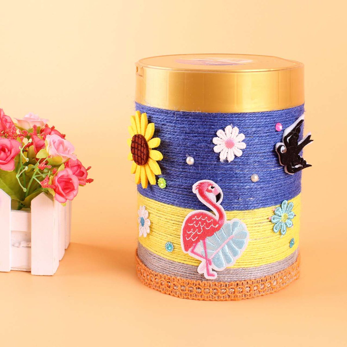 calm_beaco_46's tweet photo. Turning an old tin can into a cute pencil holder with just some acrylic paint and twine  Upcycling at its best!， https://t.co/plNRWmrASu