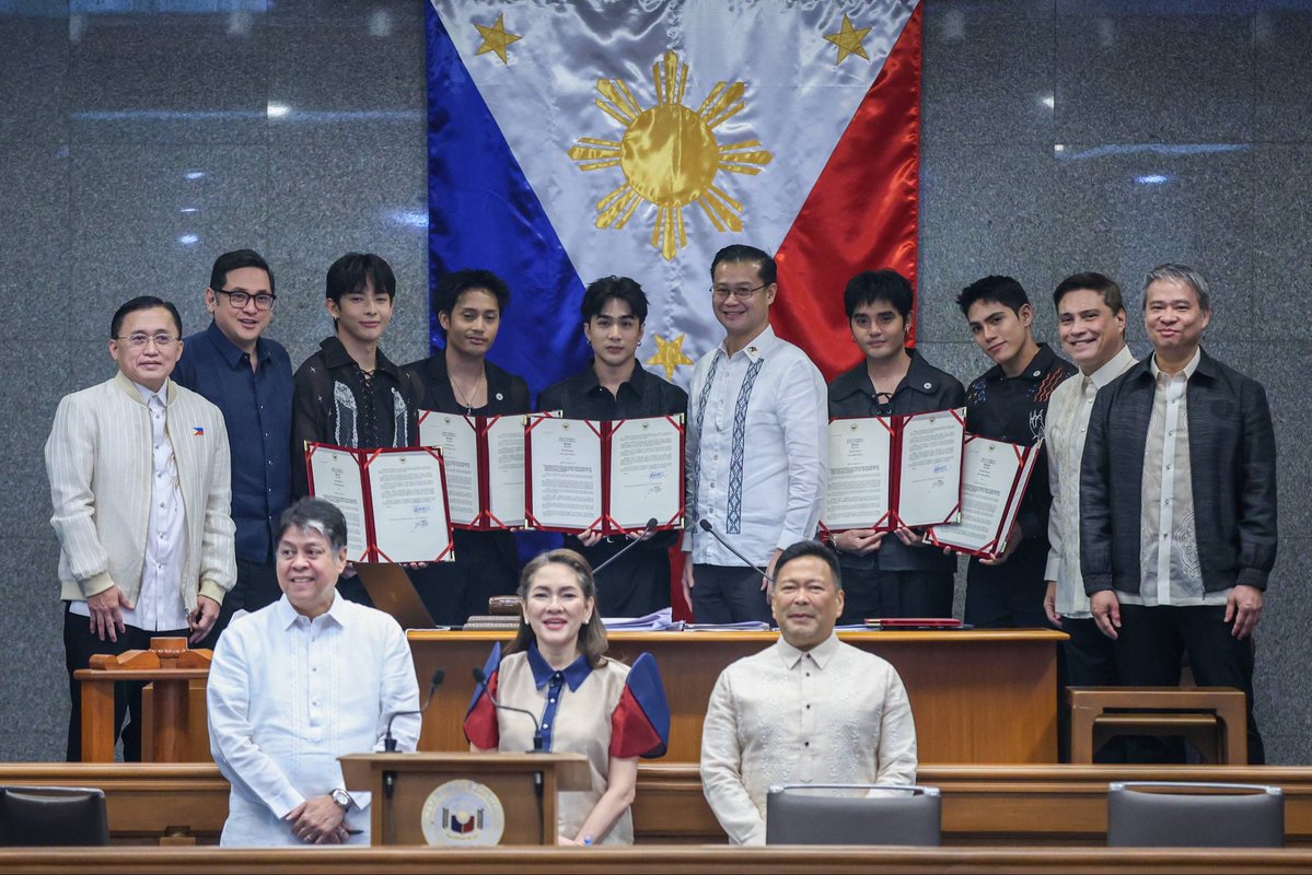 WinGatchalian74's tweet photo. Noong 2019, nagkaroon tayo ng pagkakataong makilala ang @SB19Official. 

Malayo na ang narating ng kanilang musika at talento. Nitong Hulyo 2026, sila ang kauna-unahang grupong Pilipino na nagtanghal sa Lollapalooza sa Chicago, USA.

Sa Senate Resolution No. 545, kinikilala ng Senado ang kanilang makasaysayang tagumpay sa pandaigdigang entablado.

SLMT sa patuloy na pagwawagayway ng watawat ng Pilipinas sa buong mundo!