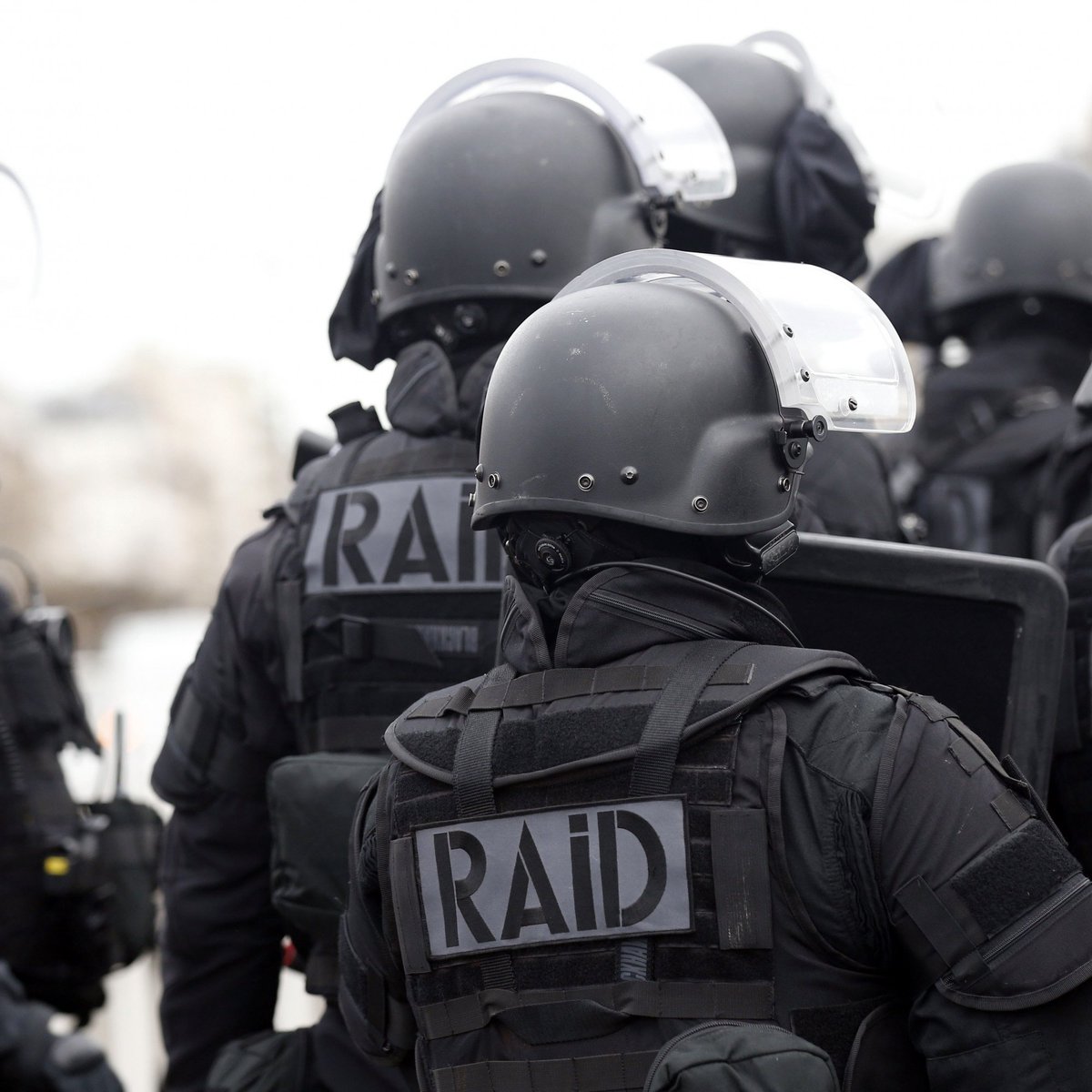 InfosFrancaises's tweet photo. Décès : le streamer MalekCSGO, son vrai nom Malek Bennouioua, est mort à l'âge de 35 ans. Retranché dans son appartement, il s'est tiré une balle dans la tête lors de l'intervention du RAID. https://t.co/j7intnahvC