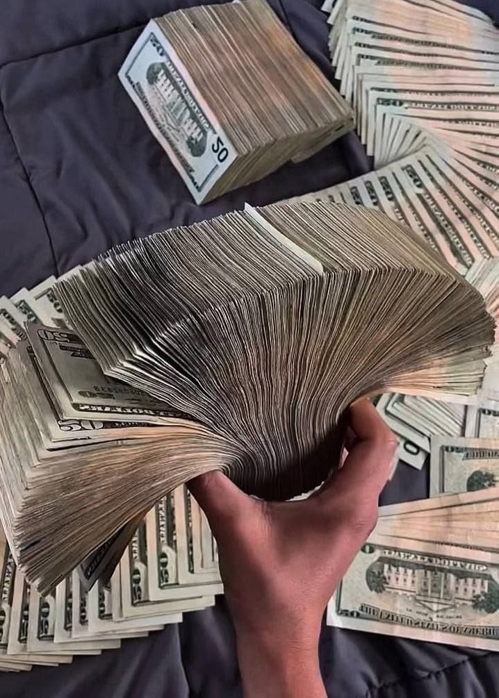 Moneyaligns's tweet photo. Hope your day is going monelicious so far💵💸💸💸 https://t.co/JFsC4dcBMY