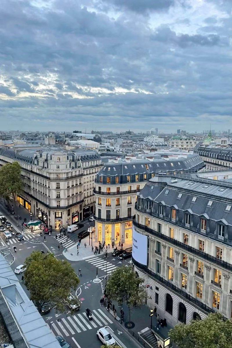 SeascapeNature's tweet photo. Paris France 🇫🇷 https://t.co/ZXQOzn3hjX