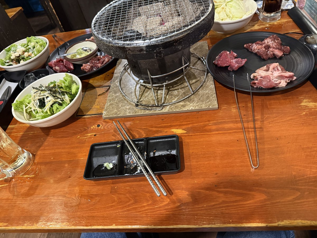 morimotoshoji's tweet photo. 焼肉同席。「私のぶんも焼いてください」という信じがたい要求を断りました。「いいなぁ、その仕事」と羨ましがってました。 https://t.co/uES6EsiojN