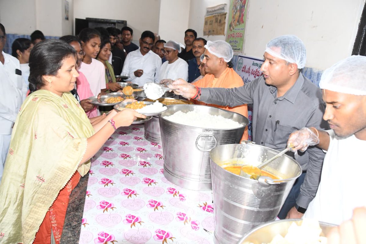 Collector_ADB's tweet photo. బీసీ, ఎస్సీ సంక్షేమ శాఖల ద్వారా 200 మంది కానిస్టేబుల్,  సబ్ ఇన్స్పెక్టర్ ఆఫ్ పోలీస్ ఉద్యోగ అభ్యర్థుల 60 రోజుల ఉచిత శిక్షణ కార్యక్రమం కొనసాగుతున్న నేపధ్యంలో వారి సౌకర్యార్థం ఇస్కాన్ టెంపుల్  ఆధ్వర్యంలో సోమవారం స్థానిక బీసీ  స్టడీ సర్కిల్లో అన్న ప్రసాద సేవ ను జిల్లా కలెక్టర్ రాజర్షిషా ముఖ్య అతిథిగా హాజరై ప్రారంభించి, వారితో కలిసి భోజనం చేశారు.

ఈ కార్యక్రమంలో ఇస్కాన్ టెంపుల్ ప్రణవ నంద ప్రభుజీ, బీసీ సంక్షేమ శాఖ అధికారి సోనియా, బీసీ స్టడీ సర్కిల్ డైరెక్టర్ ప్రవీణ్, అభ్యర్థులు, శిక్షణ సిబ్బంది, ఇతర అధికారులు, తదితరులు, పాల్గొన్నారు
#ADILABAD #GovernmentOfTelangana #IPRTELANGANA #TelanganaRising2047 #TelanganaRising #TelanganaNews
@TelanganaCMO
@TelanganaCS
@CPRO_TGCM
@Bhatti_Mallu
@INC_Ponguleti
@jupallyk_rao
@Ponnam_INC 
@seethakkaMLA
@jayesh_ranjan
@RajarshiShahIAS
@india_iskcon
@ISKCONnews
@cdmatelangana
@TelanganaCOPs 
@PIBHindi
@PIB_India
@MIB_India
@PTI_News
@DCsofIndia
@DDNewslive
@DDNational
@IasTelangana
@IPRTelangana
@PIBFactCheck
@DMCellTS
@DigitalMediaTG
@EmergingTechTS
@PTINews_Bhasha