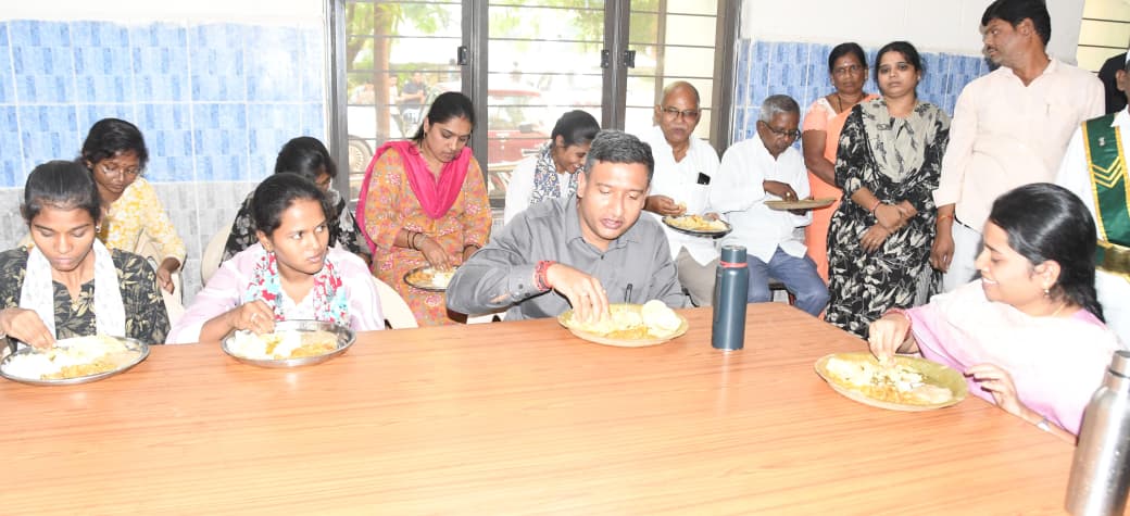 Collector_ADB's tweet photo. బీసీ, ఎస్సీ సంక్షేమ శాఖల ద్వారా 200 మంది కానిస్టేబుల్,  సబ్ ఇన్స్పెక్టర్ ఆఫ్ పోలీస్ ఉద్యోగ అభ్యర్థుల 60 రోజుల ఉచిత శిక్షణ కార్యక్రమం కొనసాగుతున్న నేపధ్యంలో వారి సౌకర్యార్థం ఇస్కాన్ టెంపుల్  ఆధ్వర్యంలో సోమవారం స్థానిక బీసీ  స్టడీ సర్కిల్లో అన్న ప్రసాద సేవ ను జిల్లా కలెక్టర్ రాజర్షిషా ముఖ్య అతిథిగా హాజరై ప్రారంభించి, వారితో కలిసి భోజనం చేశారు.

ఈ కార్యక్రమంలో ఇస్కాన్ టెంపుల్ ప్రణవ నంద ప్రభుజీ, బీసీ సంక్షేమ శాఖ అధికారి సోనియా, బీసీ స్టడీ సర్కిల్ డైరెక్టర్ ప్రవీణ్, అభ్యర్థులు, శిక్షణ సిబ్బంది, ఇతర అధికారులు, తదితరులు, పాల్గొన్నారు
#ADILABAD #GovernmentOfTelangana #IPRTELANGANA #TelanganaRising2047 #TelanganaRising #TelanganaNews
@TelanganaCMO
@TelanganaCS
@CPRO_TGCM
@Bhatti_Mallu
@INC_Ponguleti
@jupallyk_rao
@Ponnam_INC 
@seethakkaMLA
@jayesh_ranjan
@RajarshiShahIAS
@india_iskcon
@ISKCONnews
@cdmatelangana
@TelanganaCOPs 
@PIBHindi
@PIB_India
@MIB_India
@PTI_News
@DCsofIndia
@DDNewslive
@DDNational
@IasTelangana
@IPRTelangana
@PIBFactCheck
@DMCellTS
@DigitalMediaTG
@EmergingTechTS
@PTINews_Bhasha
