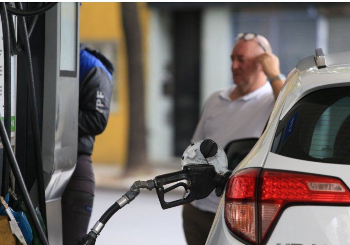 martinezmerce18's tweet photo. Aumento la NAFTA ⛽ 
Lo que no sabías es ;
Por cada litro de NAFTA Kicillof cobra un  2,85% del precio al público y tu intendente cobra x Tasa por Seguridad e Higiene unos $2,45 x litro y la Tasa Vial municipal q puede alcanzar o superar los $38,67
El Kici curra de todos lados https://t.co/VCH7JJwgpm