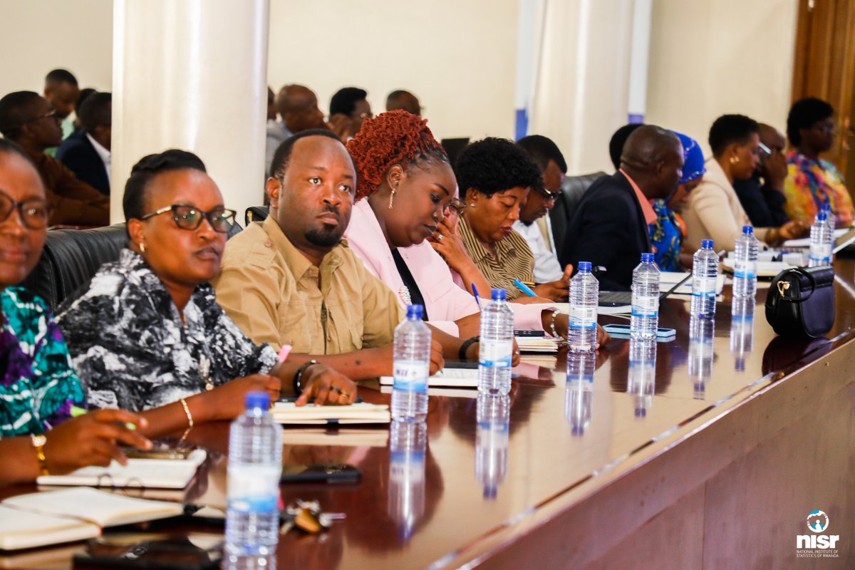 statisticsRW's tweet photo. 🚨Turi mu karere ka Rwamagana, aho turi mu gikorwa cyo gusakaza ibyavuye mu bushakashatsi bwa ku mibereho n’ubuzima bwa 2025, #RwandaDHS ku rwego rw’uturere tugize Intara y’Iburasirazuba.

➡️Ni umwanya mwiza wo kwereka abayobozi n’abandi bafatanyabikorwa uko ibipimo by’imibereho n’ubuzima by’abaturage bihagaze mu turere no kuganira ku cyakorwa ngo ahari icyuho hashyirwe imbaraga.

📍Ni igikorwa cyitabiriwe n’inzego z’ubuyobozi ku rwego rw’Intara n’uturere, abayobozi b’ibitaro n’amavuriro, inzego z’umutekano, imiryango itegamiye ku leta, n’abandi.
1/2
