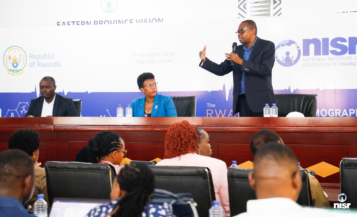 statisticsRW's tweet photo. 🚨Turi mu karere ka Rwamagana, aho turi mu gikorwa cyo gusakaza ibyavuye mu bushakashatsi bwa ku mibereho n’ubuzima bwa 2025, #RwandaDHS ku rwego rw’uturere tugize Intara y’Iburasirazuba.

➡️Ni umwanya mwiza wo kwereka abayobozi n’abandi bafatanyabikorwa uko ibipimo by’imibereho n’ubuzima by’abaturage bihagaze mu turere no kuganira ku cyakorwa ngo ahari icyuho hashyirwe imbaraga.

📍Ni igikorwa cyitabiriwe n’inzego z’ubuyobozi ku rwego rw’Intara n’uturere, abayobozi b’ibitaro n’amavuriro, inzego z’umutekano, imiryango itegamiye ku leta, n’abandi.
1/2