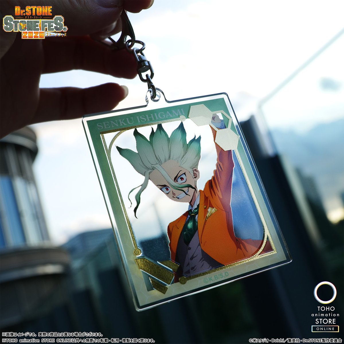 STONE_anime_off's tweet photo. ／
#STONEFES .2026グッズ紹介
＼

本日のグッズ紹介は『アクリルスタンド』、
『箔押しアクリルキーホルダー』!!

豪華なイベント仕様の衣装をまとった
キャラクターたちのアクリルスタンドと
箔押しで特別感のあるアクリルキーホルダーは
イベントの思い出写真としても活躍すること間違いなし!!

▼グッズ詳細はこちら
https://t.co/RLGqjcXwRR

▼イベント特設サイトはこちら
https://t.co/H0oyzRzgMa

#DrSTONE