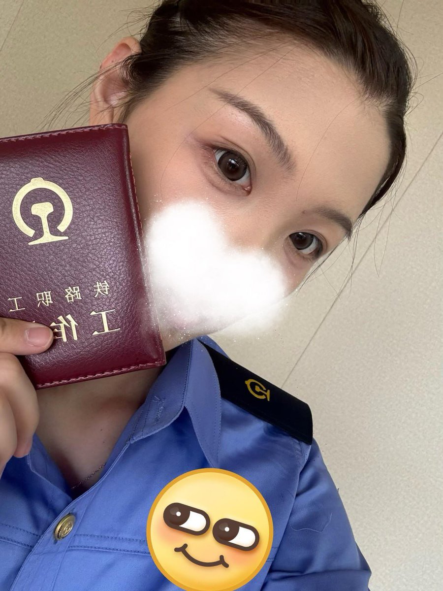 22_valen_22's tweet photo. 这年头，谁还没个证件呢~
我可是正儿八经的铁路人，可别把我跟那些假的混为一谈！ https://t.co/V4IYA1jrNH