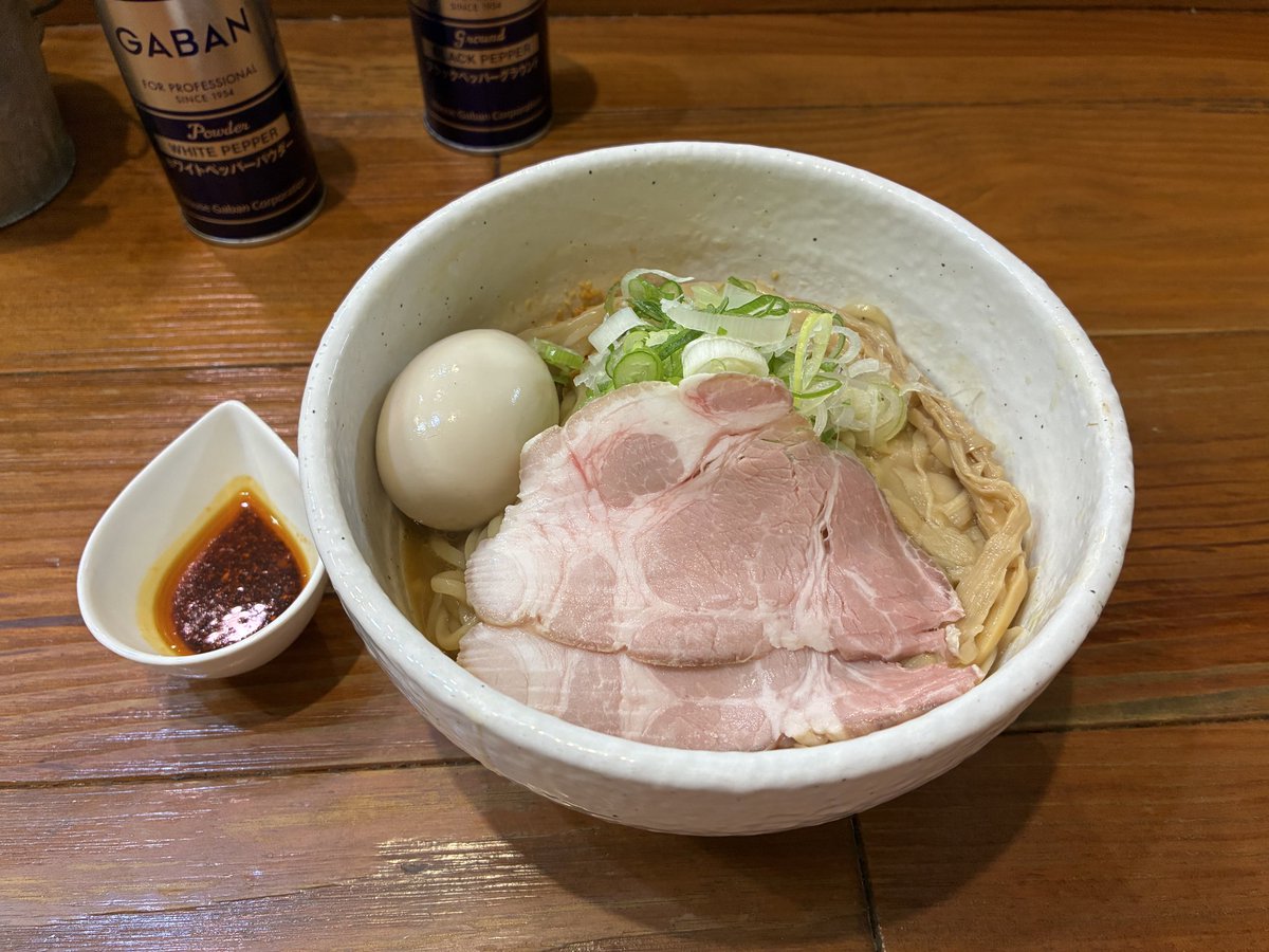 sasa1_devil's tweet photo. 今日の晩御飯は京成大久保が最寄りの【どろそば屋 ひろし】さんで「鶏のあぶらそば」をいただきました。折角時間に余裕のある夜に行ったのだから、つけそばにしておけば良かったかな？と思いつつも、鶏のあぶらそばに惹かれてしまいました。やっぱり美味いですね。ご馳走様でした。 https://t.co/E7pB7sEPKa