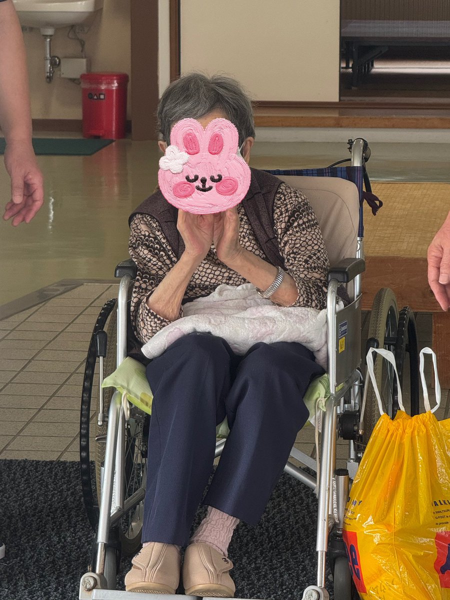 tommysister's tweet photo. おばあちゃんに会ってきました👵
1年ぶり。
残念ながら私の事は覚えてなかったです😅
もう101歳だから仕方ないです。
名前が出て来なかっただけなのかな、最後はずっと👌ってやってくれてました😄
また来年も来るね‼️ https://t.co/qKPP32sb6H