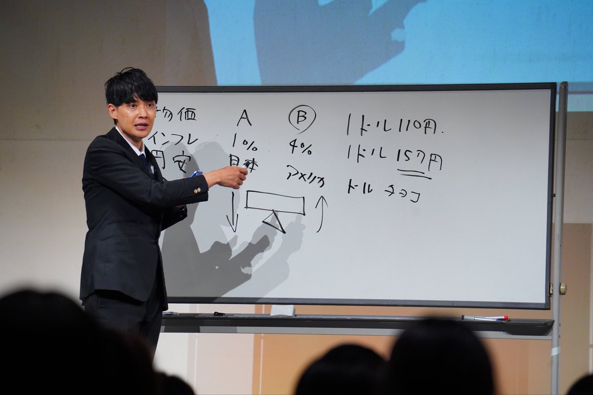 laughfes_y's tweet photo. 🗣️『祇園櫻井のぜんぜんあやしくないセミナー』🖊️
📸公演の様子をお届け！

・講師・櫻井氏による熱血（？）講習👨‍🏫
・「あやしい！」と思ったら即「あやしい札」！🚩
・櫻井信者・ラニーノーズ山田さんが一番あやしい…！？👀

見逃した方も、もう一度楽しみたい方も
ぜひ配信でチェックしてください📺✨

👇配信チケットはこちら！
https://t.co/ihmBOPnbFS

⏰販売：10/4（日）12:00まで
⏰見逃し配信：10/4（日）23:59まで

#ラフフェス