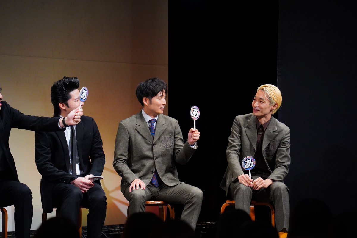 laughfes_y's tweet photo. 🗣️『祇園櫻井のぜんぜんあやしくないセミナー』🖊️
📸公演の様子をお届け！

・講師・櫻井氏による熱血（？）講習👨‍🏫
・「あやしい！」と思ったら即「あやしい札」！🚩
・櫻井信者・ラニーノーズ山田さんが一番あやしい…！？👀

見逃した方も、もう一度楽しみたい方も
ぜひ配信でチェックしてください📺✨

👇配信チケットはこちら！
https://t.co/ihmBOPnbFS

⏰販売：10/4（日）12:00まで
⏰見逃し配信：10/4（日）23:59まで

#ラフフェス