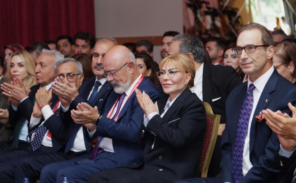 yaseminacik's tweet photo. TÜRKONFED 27. İş Dünyası Zirvesi’ni FIRATSİFED ev sahipliğinde, memleketim Elazığ’da gerçekleştirmenin gururunu ve mutluluğunu yaşıyorum.

Cumhurbaşkanı Yardımcımız Sayın Cevdet Yılmaz ve Koç Holding Yönetim Kurulu Başkanı Sayın Ömer Koç başta olmak üzere Türkiye’nin dört bir yanından gelen iş insanlarını; kamu ve sivil toplumun çok değerli temsilcilerini Elazığ’da ağırladık.

Bu zirve benim için yalnızca önemli bir iş dünyası buluşması değildi. Doğduğum, büyüdüğüm, her zaman büyük bir gönül bağıyla bağlı olduğum Elazığ başta olmak üzere bölgemizin potansiyelini gösterebilmek; sesimizi ve hikâyemizi tüm Türkiye’ye daha güçlü duyurabilmek açısından da çok kıymetliydi.

Ben yıllardır şuna inanıyorum: Türkiye’nin kalkınması ancak Anadolu’nun kalkınmasıyla mümkündür. Üretimin, yatırımın, sermayenin ve fırsatların ülkemizin dört bir yanına yayıldığı bir Türkiye, çok daha güçlü ve çok daha dayanıklı olacaktır. Bu nedenle iki gün süren zirvemizde de hep şunu vurguladım; “Türkiye’nin yeni büyüme hikâyesi Anadolu’da yazılmalıdır.”

Elazığ; girişimci insanları, sanayi kültürü, üniversitesi, genç insan kaynağı, doğal ve kültürel zenginlikleriyle bu hikâyenin güçlü şehirlerinden biri olmaya hazır. Bu zirvenin ardından Elazığ’ın ve Yukarı Fırat Havzası’nın yatırım potansiyelinin daha fazla konuşulmasını, yeni iş birliklerinin ve yatırımların önünün açılmasını çok önemsiyorum.

Zirvemize katılarak Elazığ’ın heyecanını paylaşan Cumhurbaşkanı Yardımcımız Sayın Cevdet Yılmaz’a, bizleri yalnız bırakmayan Sayın Valimize, Sayın Milletvekillerimize, Sayın Belediye Başkanımıza ve tüm protokol üyelerimize şükranlarımı sunuyorum.

Değerli katımlarıyla zirvemizi onurlandıran Sayın Ömer Koç’a, TÜRKONFED ailemize, TÜSİAD camiasına, Türkiye’nin dört bir yanından gelen iş insanlarımıza ve sivil toplum temsilcilerimize gönülden teşekkür ediyorum.

Elazığ’da çok güzel bir zirveyi geride bıraktık. Şimdi bu buluşmada kurduğumuz bağları yatırıma, üretime, istihdama ve bölgemiz için kalıcı değere dönüştürme zamanı.

Çünkü Elazığ’ın ve bölgemizin güçlenmesi Türkiye’nin güçlenmesi demektir.

@_cevdetyilmaz  @kocholding @TUSIAD @turkonfed @firatsifed