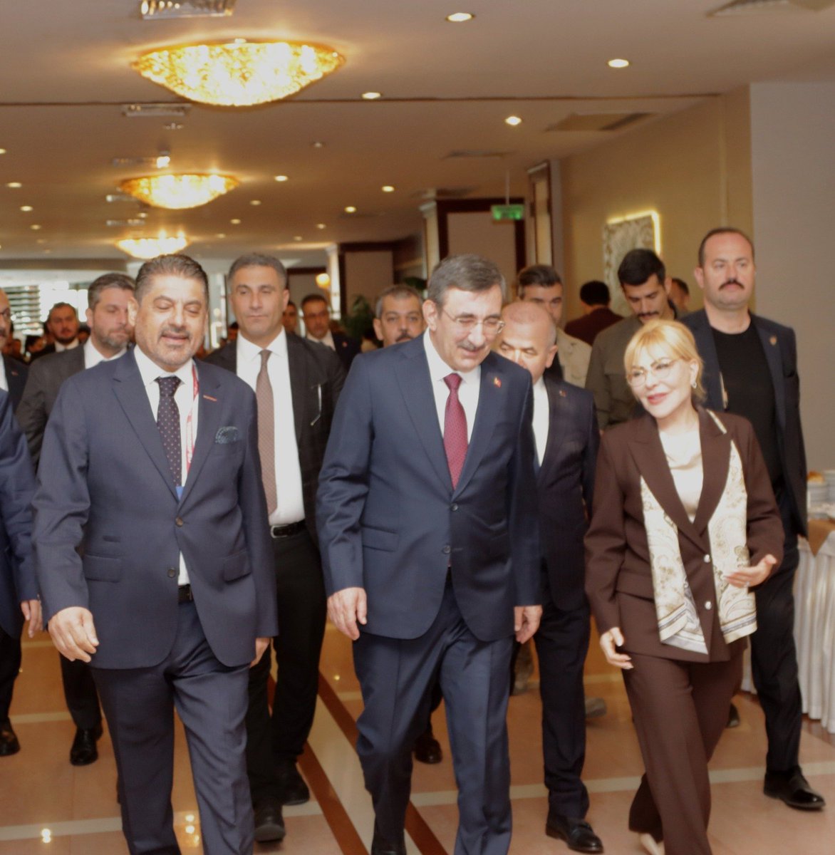 yaseminacik's tweet photo. TÜRKONFED 27. İş Dünyası Zirvesi’ni FIRATSİFED ev sahipliğinde, memleketim Elazığ’da gerçekleştirmenin gururunu ve mutluluğunu yaşıyorum.

Cumhurbaşkanı Yardımcımız Sayın Cevdet Yılmaz ve Koç Holding Yönetim Kurulu Başkanı Sayın Ömer Koç başta olmak üzere Türkiye’nin dört bir yanından gelen iş insanlarını; kamu ve sivil toplumun çok değerli temsilcilerini Elazığ’da ağırladık.

Bu zirve benim için yalnızca önemli bir iş dünyası buluşması değildi. Doğduğum, büyüdüğüm, her zaman büyük bir gönül bağıyla bağlı olduğum Elazığ başta olmak üzere bölgemizin potansiyelini gösterebilmek; sesimizi ve hikâyemizi tüm Türkiye’ye daha güçlü duyurabilmek açısından da çok kıymetliydi.

Ben yıllardır şuna inanıyorum: Türkiye’nin kalkınması ancak Anadolu’nun kalkınmasıyla mümkündür. Üretimin, yatırımın, sermayenin ve fırsatların ülkemizin dört bir yanına yayıldığı bir Türkiye, çok daha güçlü ve çok daha dayanıklı olacaktır. Bu nedenle iki gün süren zirvemizde de hep şunu vurguladım; “Türkiye’nin yeni büyüme hikâyesi Anadolu’da yazılmalıdır.”

Elazığ; girişimci insanları, sanayi kültürü, üniversitesi, genç insan kaynağı, doğal ve kültürel zenginlikleriyle bu hikâyenin güçlü şehirlerinden biri olmaya hazır. Bu zirvenin ardından Elazığ’ın ve Yukarı Fırat Havzası’nın yatırım potansiyelinin daha fazla konuşulmasını, yeni iş birliklerinin ve yatırımların önünün açılmasını çok önemsiyorum.

Zirvemize katılarak Elazığ’ın heyecanını paylaşan Cumhurbaşkanı Yardımcımız Sayın Cevdet Yılmaz’a, bizleri yalnız bırakmayan Sayın Valimize, Sayın Milletvekillerimize, Sayın Belediye Başkanımıza ve tüm protokol üyelerimize şükranlarımı sunuyorum.

Değerli katımlarıyla zirvemizi onurlandıran Sayın Ömer Koç’a, TÜRKONFED ailemize, TÜSİAD camiasına, Türkiye’nin dört bir yanından gelen iş insanlarımıza ve sivil toplum temsilcilerimize gönülden teşekkür ediyorum.

Elazığ’da çok güzel bir zirveyi geride bıraktık. Şimdi bu buluşmada kurduğumuz bağları yatırıma, üretime, istihdama ve bölgemiz için kalıcı değere dönüştürme zamanı.

Çünkü Elazığ’ın ve bölgemizin güçlenmesi Türkiye’nin güçlenmesi demektir.

@_cevdetyilmaz  @kocholding @TUSIAD @turkonfed @firatsifed