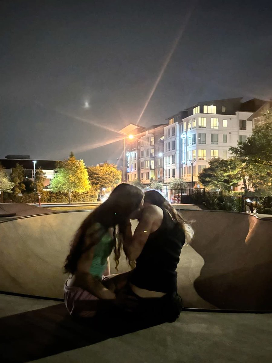 lushkisses3's tweet photo. skatepark date anyone? ~ #wlw https://t.co/8Hdmz88VLA