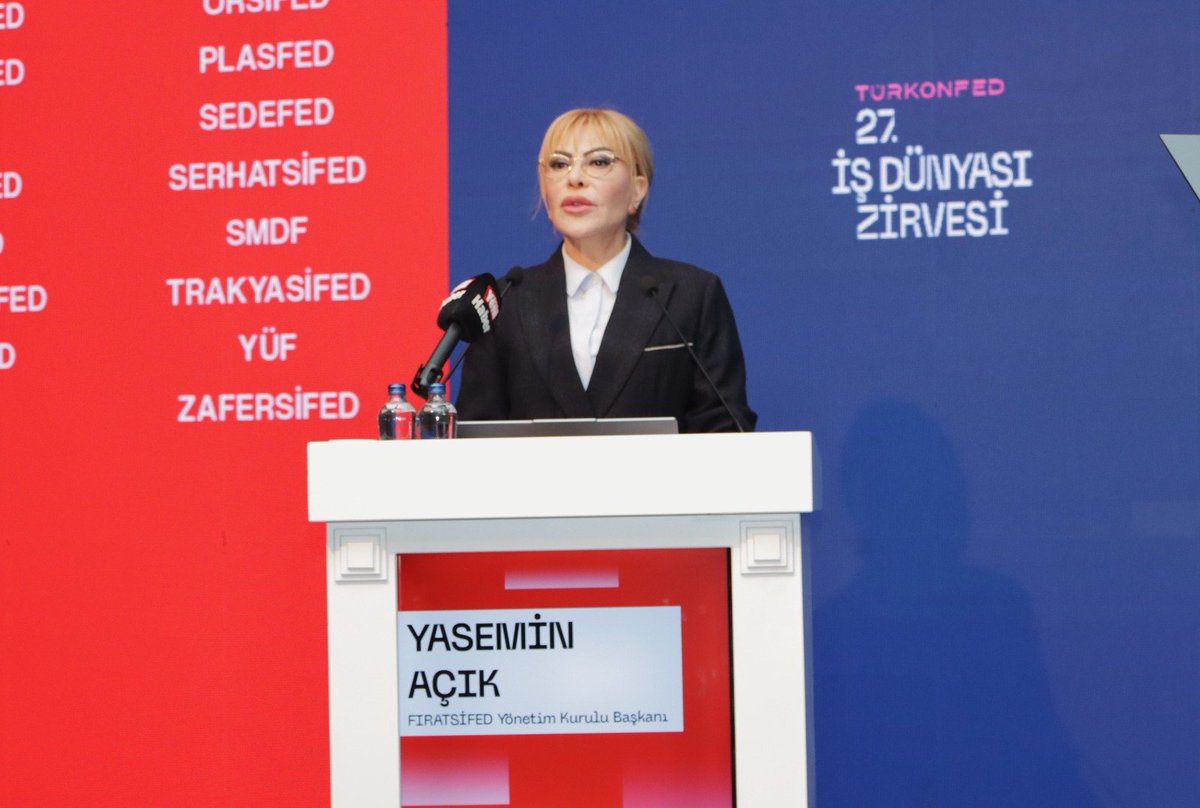 yaseminacik's tweet photo. TÜRKONFED 27. İş Dünyası Zirvesi’ni FIRATSİFED ev sahipliğinde, memleketim Elazığ’da gerçekleştirmenin gururunu ve mutluluğunu yaşıyorum.

Cumhurbaşkanı Yardımcımız Sayın Cevdet Yılmaz ve Koç Holding Yönetim Kurulu Başkanı Sayın Ömer Koç başta olmak üzere Türkiye’nin dört bir yanından gelen iş insanlarını; kamu ve sivil toplumun çok değerli temsilcilerini Elazığ’da ağırladık.

Bu zirve benim için yalnızca önemli bir iş dünyası buluşması değildi. Doğduğum, büyüdüğüm, her zaman büyük bir gönül bağıyla bağlı olduğum Elazığ başta olmak üzere bölgemizin potansiyelini gösterebilmek; sesimizi ve hikâyemizi tüm Türkiye’ye daha güçlü duyurabilmek açısından da çok kıymetliydi.

Ben yıllardır şuna inanıyorum: Türkiye’nin kalkınması ancak Anadolu’nun kalkınmasıyla mümkündür. Üretimin, yatırımın, sermayenin ve fırsatların ülkemizin dört bir yanına yayıldığı bir Türkiye, çok daha güçlü ve çok daha dayanıklı olacaktır. Bu nedenle iki gün süren zirvemizde de hep şunu vurguladım; “Türkiye’nin yeni büyüme hikâyesi Anadolu’da yazılmalıdır.”

Elazığ; girişimci insanları, sanayi kültürü, üniversitesi, genç insan kaynağı, doğal ve kültürel zenginlikleriyle bu hikâyenin güçlü şehirlerinden biri olmaya hazır. Bu zirvenin ardından Elazığ’ın ve Yukarı Fırat Havzası’nın yatırım potansiyelinin daha fazla konuşulmasını, yeni iş birliklerinin ve yatırımların önünün açılmasını çok önemsiyorum.

Zirvemize katılarak Elazığ’ın heyecanını paylaşan Cumhurbaşkanı Yardımcımız Sayın Cevdet Yılmaz’a, bizleri yalnız bırakmayan Sayın Valimize, Sayın Milletvekillerimize, Sayın Belediye Başkanımıza ve tüm protokol üyelerimize şükranlarımı sunuyorum.

Değerli katımlarıyla zirvemizi onurlandıran Sayın Ömer Koç’a, TÜRKONFED ailemize, TÜSİAD camiasına, Türkiye’nin dört bir yanından gelen iş insanlarımıza ve sivil toplum temsilcilerimize gönülden teşekkür ediyorum.

Elazığ’da çok güzel bir zirveyi geride bıraktık. Şimdi bu buluşmada kurduğumuz bağları yatırıma, üretime, istihdama ve bölgemiz için kalıcı değere dönüştürme zamanı.

Çünkü Elazığ’ın ve bölgemizin güçlenmesi Türkiye’nin güçlenmesi demektir.

@_cevdetyilmaz  @kocholding @TUSIAD @turkonfed @firatsifed