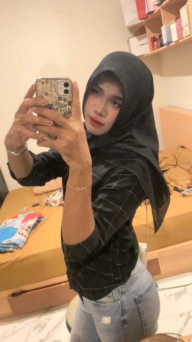 cellynafaraa's tweet photo. always krudung hitam wkwk #shemale #shemalesemarang #cder https://t.co/PvCXHg8R1a